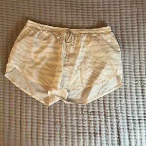 Old Navy Active 3” Dolphin Hem Shorts